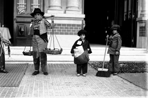 Niños disfrazados a principios del siglo XX