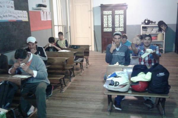 Estudiantes de la DSEJA compartiendo un momento recreativo dentro de un aula