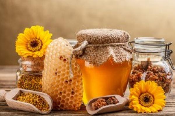 Productos elaborados por abejas, en distintos recipientes