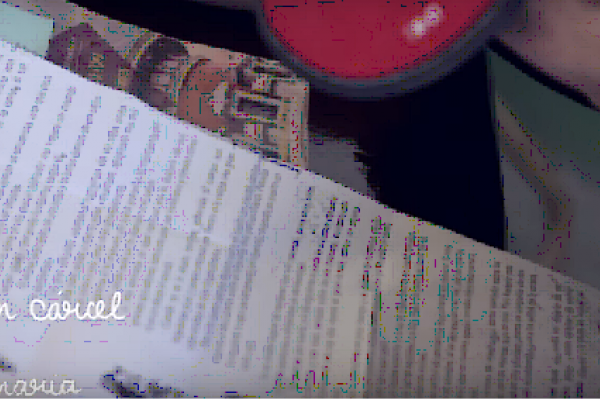 Estudiante leyendo un texto en una aula en contexto de encierro