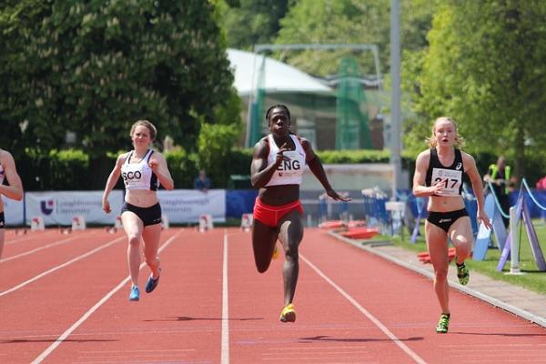 Atletismo, corredoras en los cien metros llanos.