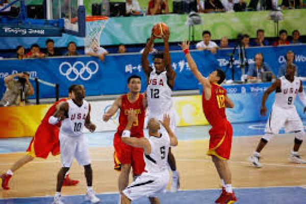 Partido de básquetbol.