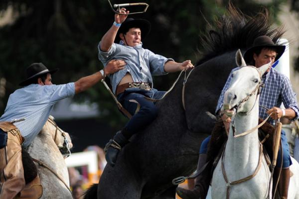 Jinetes montando caballos en Semana Criolla, Prado