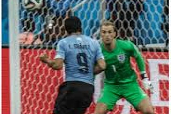 Luis Suárez convirtiendo un gol de cabeza.