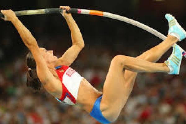 Atleta realizando un salto con garrocha.