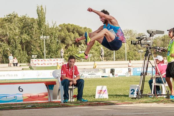 Emiliano Lasa realizando un salto largo en competencia.
