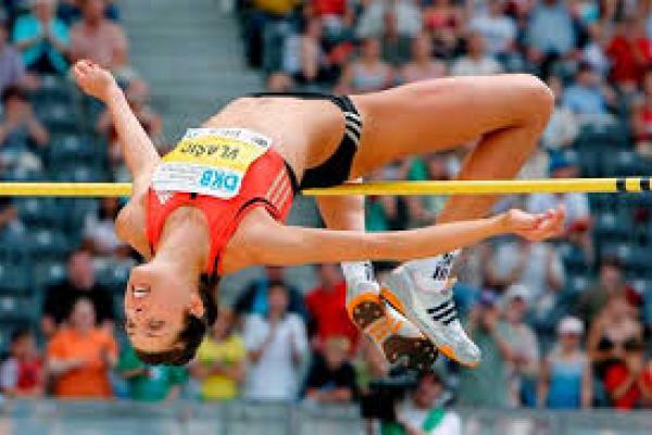 Atleta femenina realizando un salto en altura.