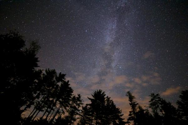 Imagen de Vía Láctea desde un paisaje campestre