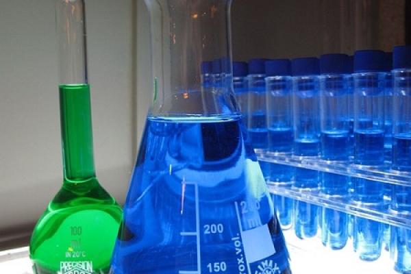 Matraz aforado y erlenemyer con solución