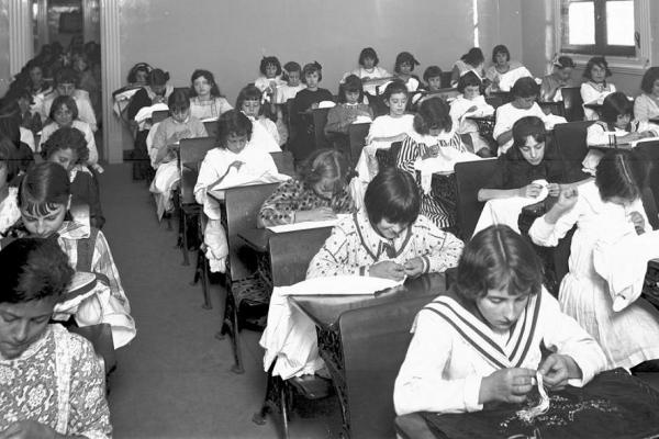  Una clase de costura en la década de 1930