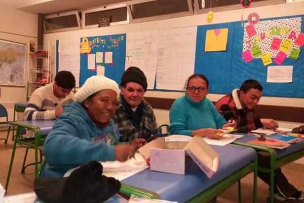 Estudiantes de un Centro de Jóvenes y Adultos, aprendiendo en un aula