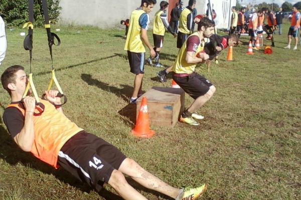 Deportistas realizando ejercicios de fuerza.