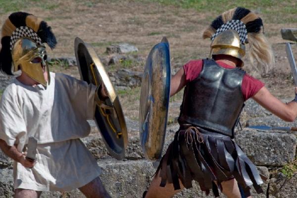 Hoplitas griegos luchando
