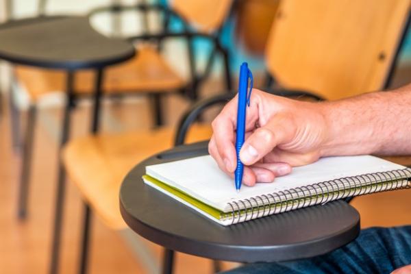 Imagen de estudiante tomando apuntes