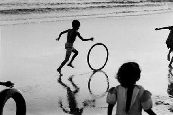 Niño corriendo en la playa
