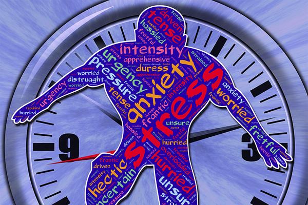 Ilustración de un reloj con una silueta de una persona corriendo delante.