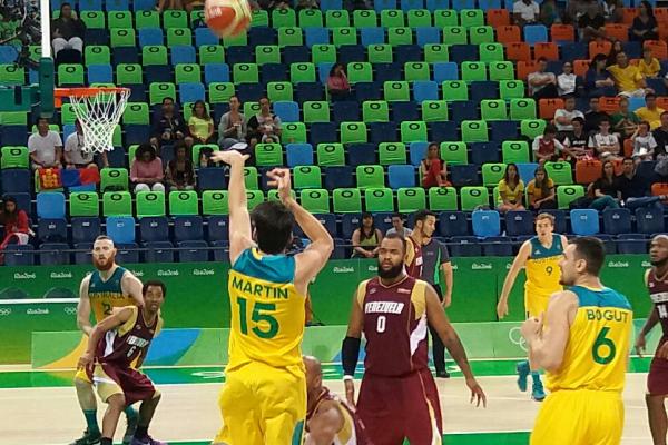 Jugador efectuando un lanzamiento en partido de Básquetbol.