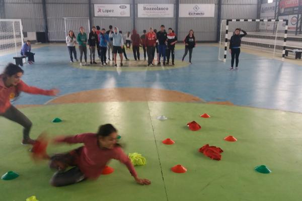 Jóvenes en juego de manchar y perseguir.