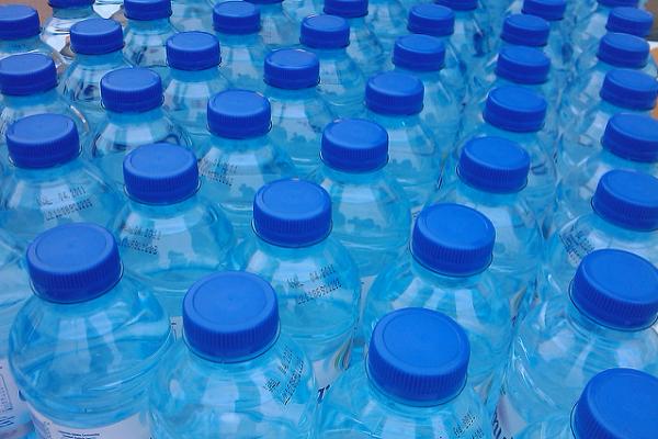 Botellas con agua mineral