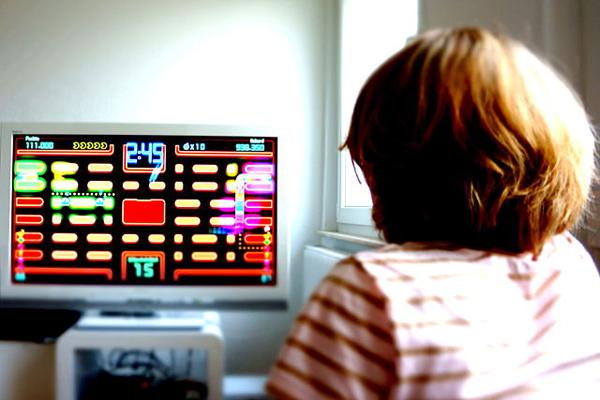 Fotografía de niña jugando a un videojuego.