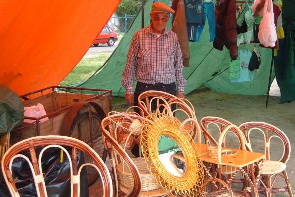  Artesano con productos fabricados en mimbre en una feria vecinal.