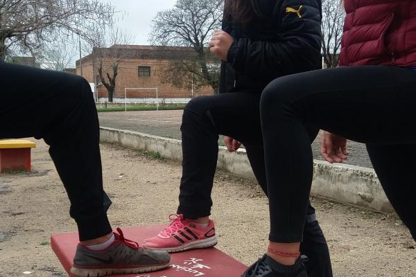 Alumnos subiendo a un banco, realizando el test del escalón.