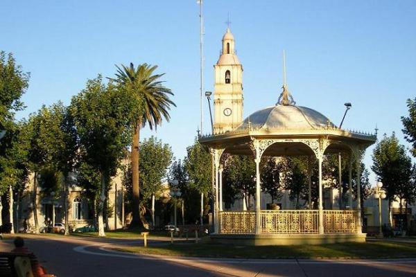 Fotografía de la pérgola que se encuentra en el centro de la plaza Constitución en el departamento de Fray Bentos.