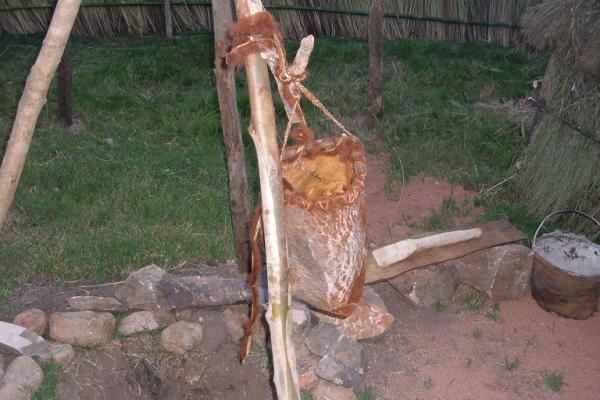 Recipiente construido en cuero, similar al que se utilizaba en la campaña de la  Banda Oriental durante el siglo XVIII.