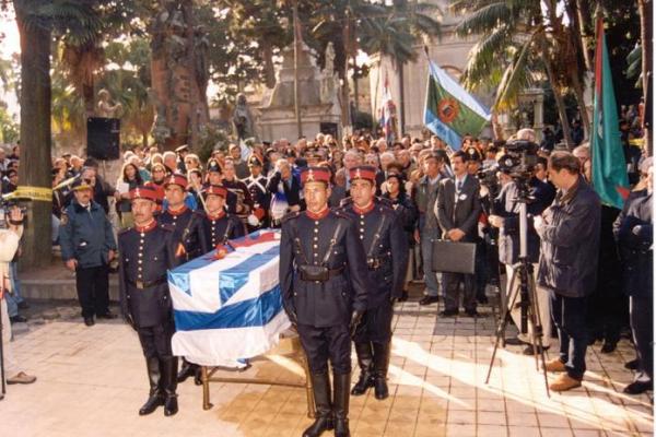 Fotografía de la ceremonia que se realizó en la Panteón Nacional al depositar los restos del cacique charrúa Vaimaca Perú en el año 2002. 