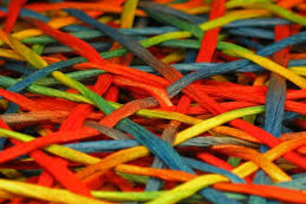 Imagen que muestra un tejido colorido y con diversas partes entrelazadas, simbolizando el trabajo el equipo y los diseños creativos.