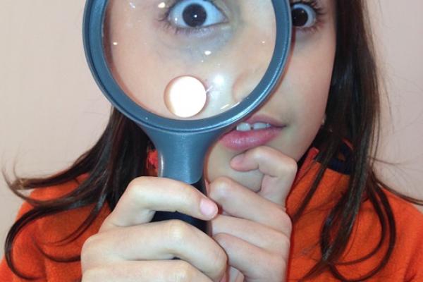 Niña con lupa. Imagen libre de derechos de autor, origen: Pixabay