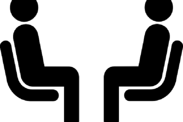Hombres sentados frente a frente