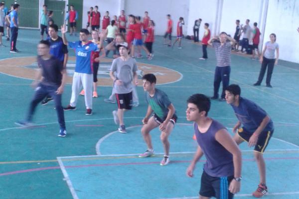 Alumnos en juego predeportivo de Básquetbol.