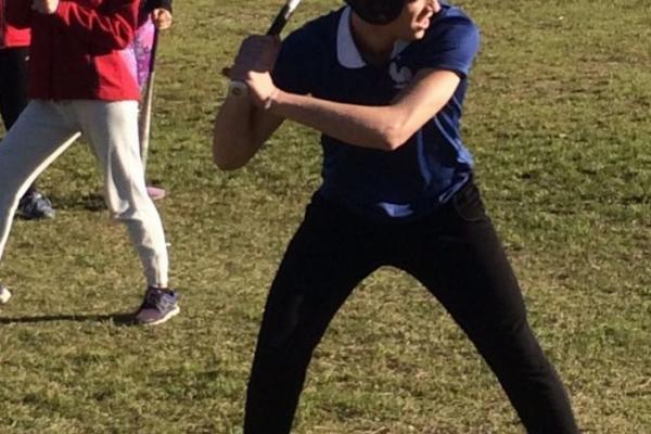 Jugador de baseball bateando.