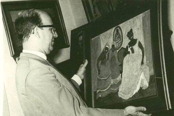 Lamarque Pons admirando los cuadros de Figari