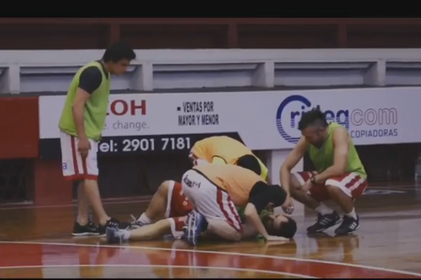 Jóvenes asistiendo a otro en posible caso de muerte súbita.