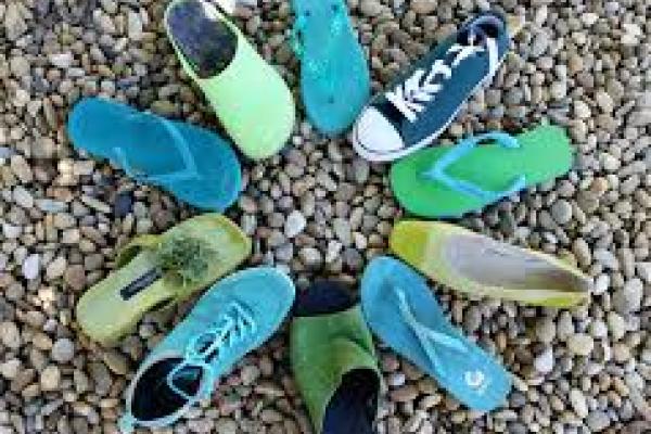 Imagen que muestra varios zapatos ubicados en círculo, simbolizando el trabajo el equipo y la amistad