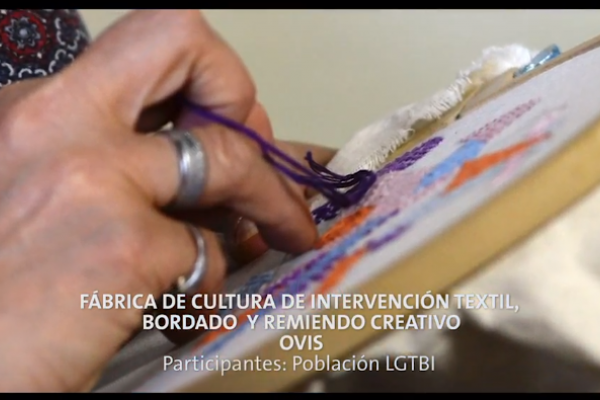 Estudiante bordando.
