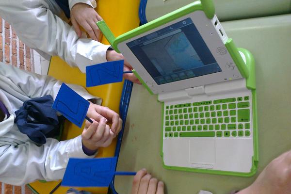 Escolares uruguayos usando laptop XO
