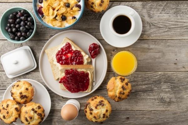 Desayuno que incluye varios tipos de alimentos