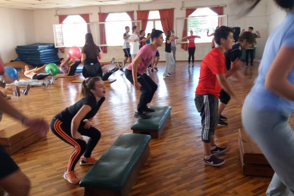 Alumnos en entrenamiento funcional.