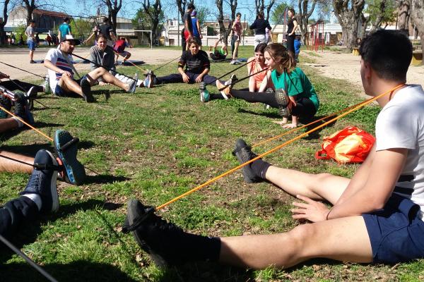 Alumnos realizando estiramientos con bandas elásticas.