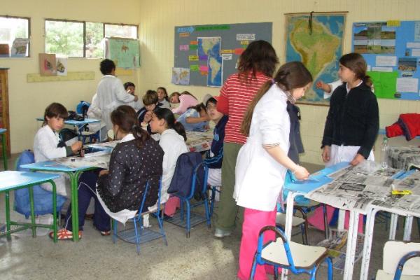Alumnos en clase de ciencias sociales