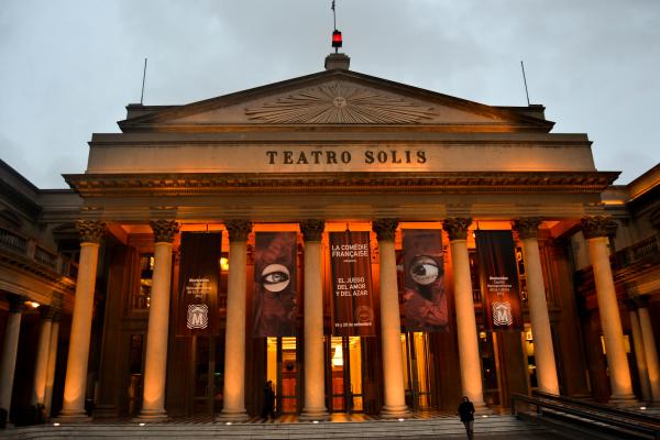 Imagen que muestra la fachada del Teatro Solís, principal escenario artístico de la ciudad de Montevideo