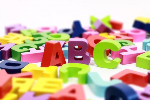 Imagen que muestra algunas letras del alfabeto en colores
