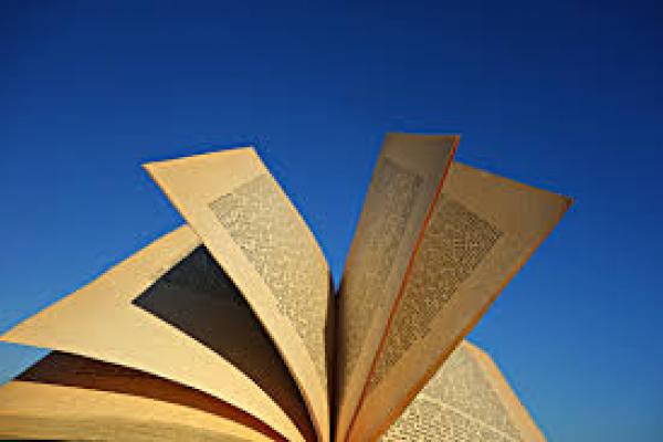 Imagen que muestra un libro abierto con un cielo de fondo, simbolizando el aprendizaje
