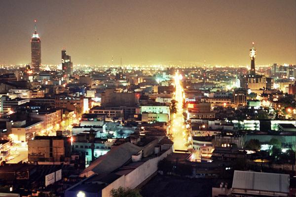 Fotografía de una ciudad de noche