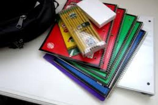 Imagen que muestra una mochila con diversos materiales de estudio