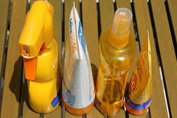 Imagen con cuatro protectores solares