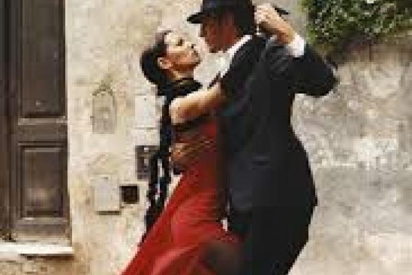 Pareja bailando tango